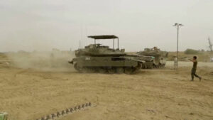Tanket izraelite vijojnë ofensivën në Rafah