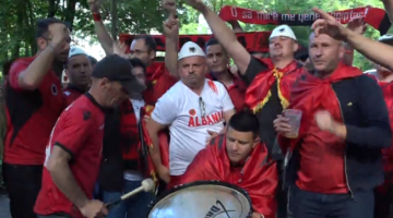 Euro2024| Hamburgu gumëzhin nga zërat e tifozëve kuqezi, festojnë barazimin me Kroacinë