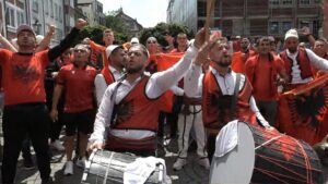 Euro 2024 | Këngë e valle në Dyseldorf, tifozët shqiptarë bëjnë për vete edhe spanjollët (Video)