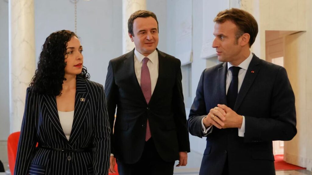 Presidentja e Kosovës, Vjosa Osmani, kryeministri i Kosovës, Albin Kurti, dhe presidenti i Francës, Emmanuel Macron (Fotografi arkiv)