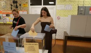 Serbët votojnë në zgjedhjet lokale në Beograd dhe 88 qytete e komuna të tjera