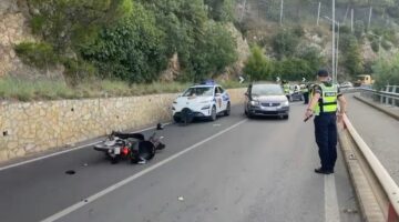 Përplaset me murin anësor të rrugës, dëmtohet rëndë drejtuesi i motorit në Lezhë