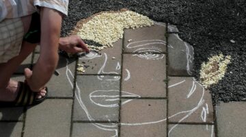 Artisti në Kosovë krijon portretin e veçantë të Michael Jackson
