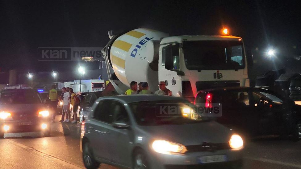 Betonierja përplas disa makina në autostradën Tiranë-Durrës, plagoset një person