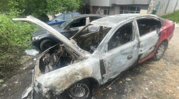 Digjen dy vetura me targa serbe në veri të Kosovës