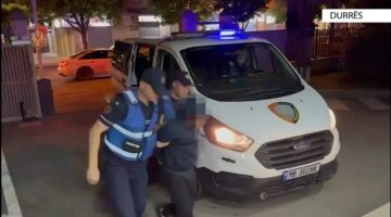 Dy vëllezërit në Durrës nuk harrojnë sherrin e vjetër me ish-fqinjin, e dhunojnë dhe kërcënojnë me armë sapo kthehet në atdhe