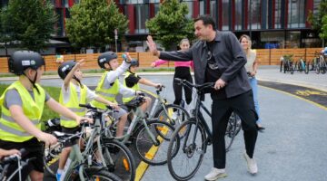 1 Qershori në kryeqytet/ Veliaj përuron shkollën e biçikletave