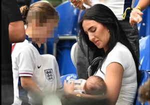 Euro 2024 | Gruaja e Kyle Walker ushqen fëmijën teksa ndjek të shoqin në ndeshjen me Sllovakinë