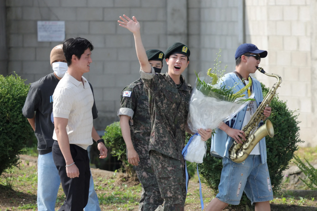 Pasi përfundoi ushtrinë, Jin i BTS takohet me fansat