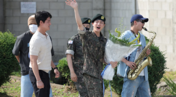 Pasi përfundoi ushtrinë, Jin i BTS takohet me fansat