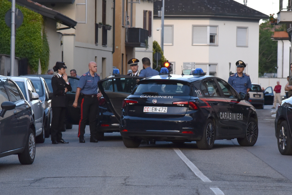 &#8220;Çmendet&#8221; shqiptari në Itali, ndjek nëpër rrugë fqinjin me armë e çekiç në dorë