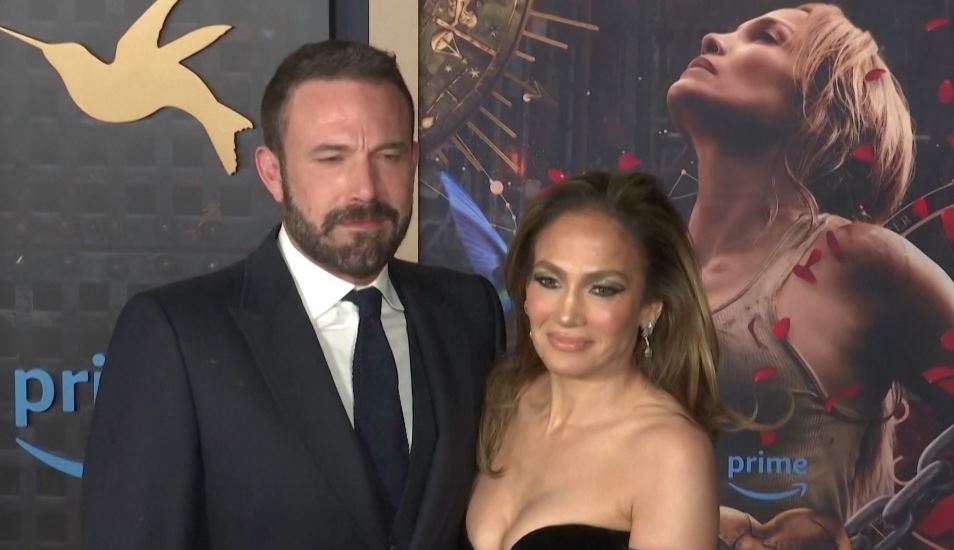 Jennifer Lopez puthet me Affleck para paparacëve