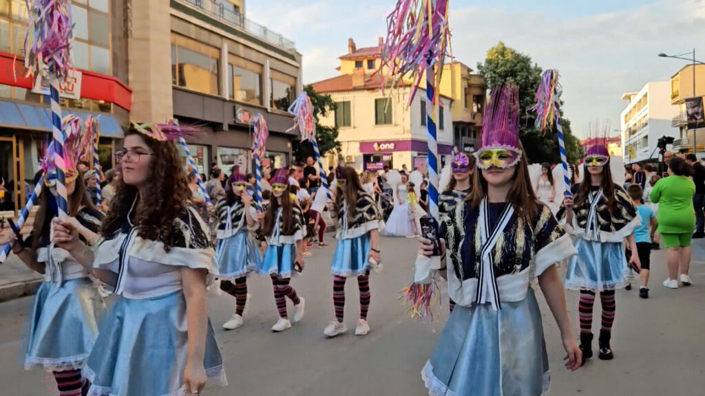 Korça çel sezonin me paradën e Karnavaleve