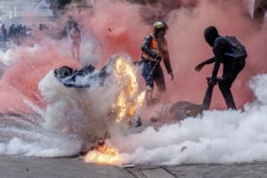 Taksat e reja zemërojnë kenianët: Protestuesit i vënë flakën parlamentit, policia vret 5 prej tyre