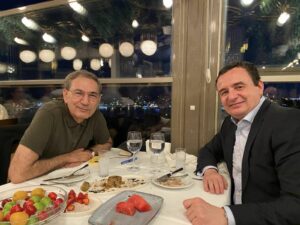 Albin Kurti takohet me Orhan Pamuk: Shkrimtari është shumë i interesuar për Kosovën, shqiptarët dhe Ballkanin