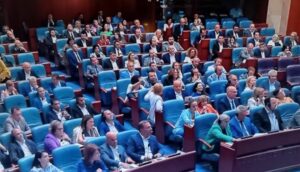 Fronti voton ndryshimet në strukturën e qeverisë në RMV, shqiptarët do të marrin 5 poste ministrore