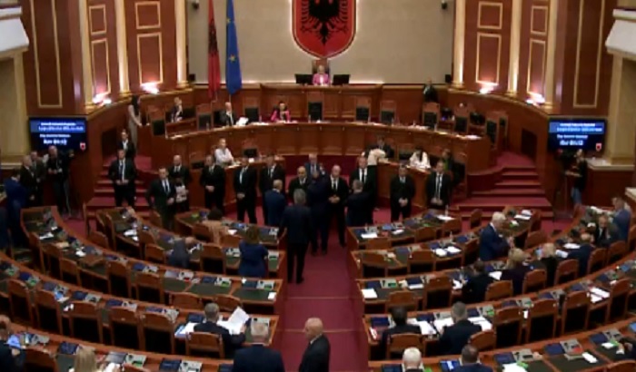 Opozita i kthehet protestës në Parlament