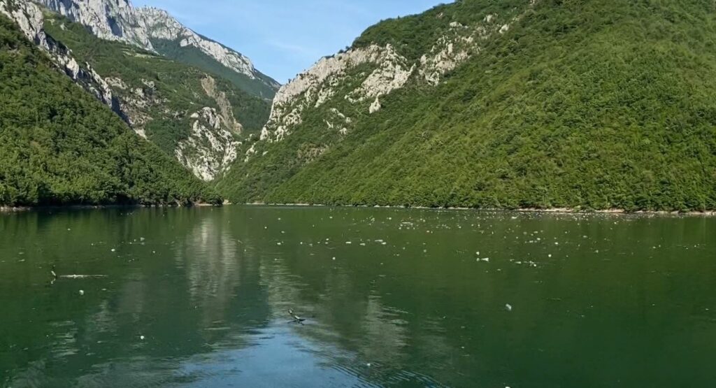 Skandali mjedisor në Koman, autoritetet vihen në lëvizje. Nis pastrimi i mbetjeve urbane