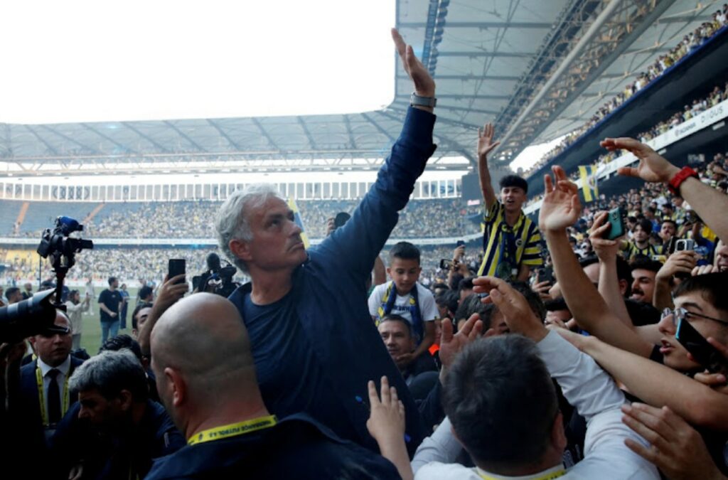 Turqit ndezin stadiumin, Mourinho prezantohet tek Fenerbahçe