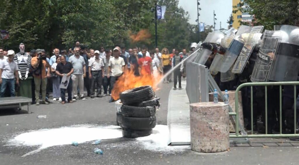 Opozita proteston para bashkisë së Tiranës