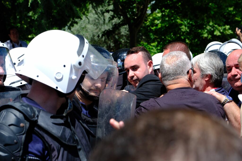 Opozita proteston para Parlamentit/ Tension dhe përplasje me forcat e policisë