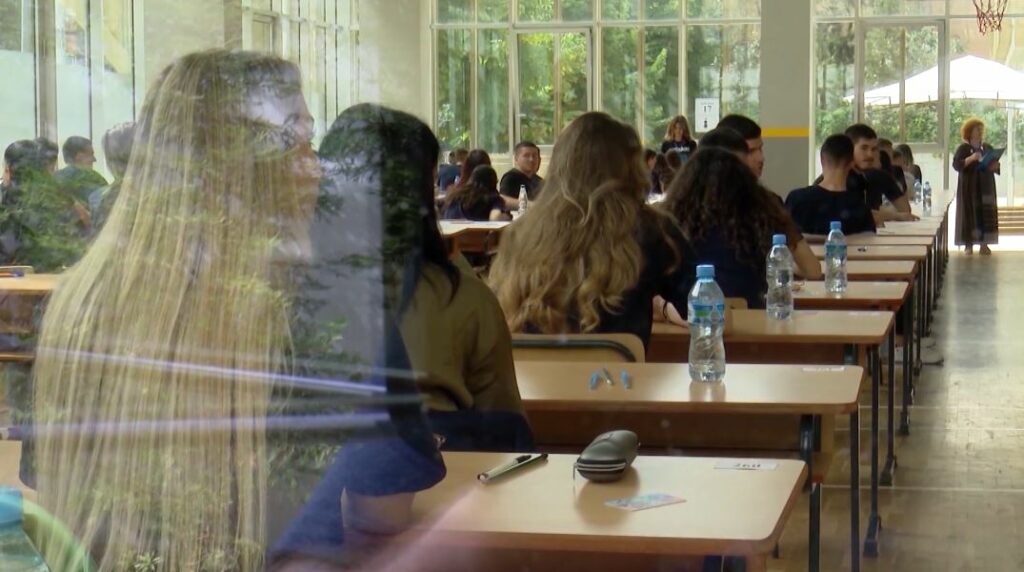 28 mijë maturantë në provim për gjuhën e huaj