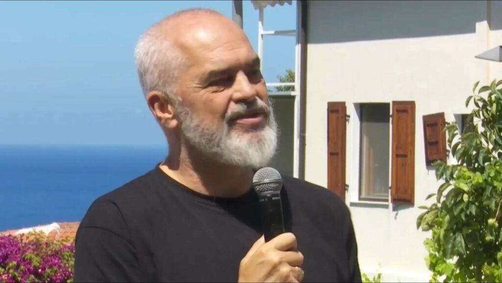 “Himara më e shtrenjtë se Korfuzi”, Rama: Përrallë e ulët akuza se qeveria do pronat këtu!