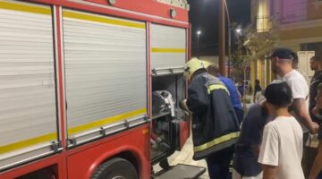 Zjarr në një banesë në Vlorë, humb jetën endacaku