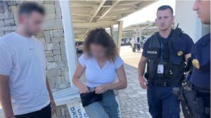 Po largoheshin pas vizitës në Shqipëri, Policia në Rinas i dorëzon portofolin e humbur turistëve nga Franca