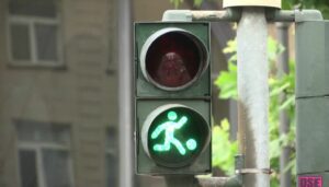 Në Frankfurt semafori flet në gjuhën e Euro 2024