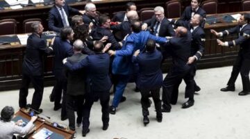 Plas sherri me grushte mes deputetëve në Parlamentin e Italisë
