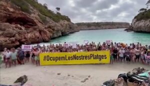 Spanjollët përzënë turistët në ishullin e Majorkës