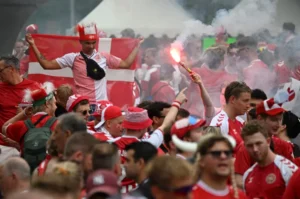 Euro 2024 | Tifozët danezë bëjnë &#8220;provokimin&#8221; epik ndaj anglezëve: Nuk do të&#8230; (Video)
