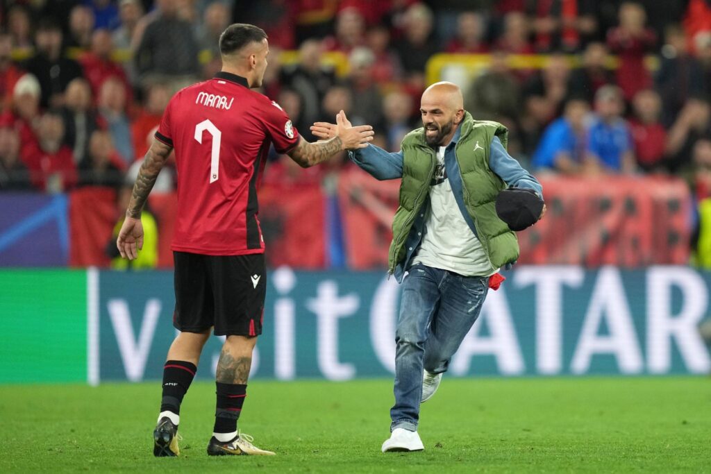 Euro 2024 | “Kisha vënë bast me djalin”, kush është tifozi që hyri në fushë në ndeshjen Itali-Shqipëri