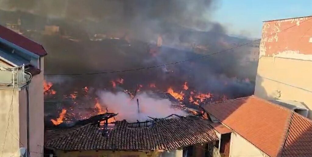 Zjarr i madh në qendër të Shkodrës