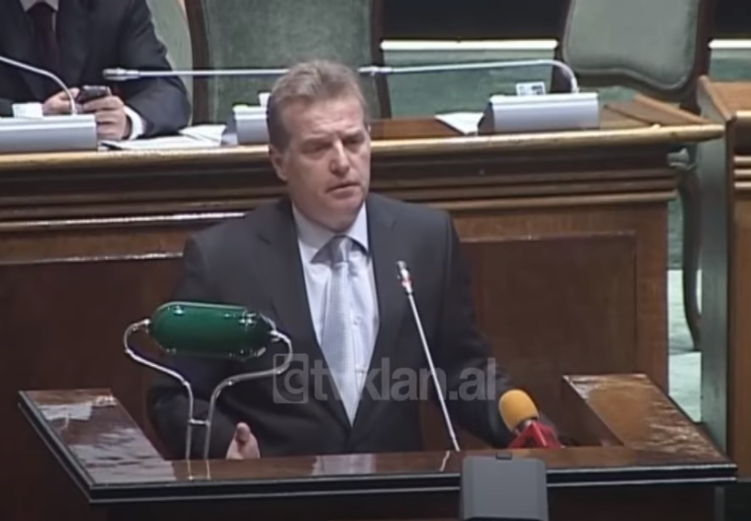 Debate në parlament, opozita kërkon ngritjen e një komisioni ad-hoc për kartat ID &#8211; (22 Janar 2009)