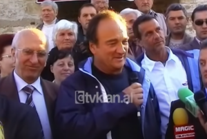 Aktori Jim Belushi viziton vendlindjen e prindërve në fshatin Qytezës në Devoll &#8211; (12 Nëntor 2008)