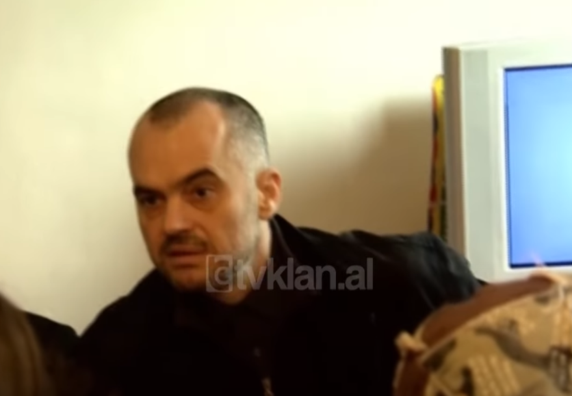 Kreu i PS Edi Rama në Poliçan, takon fëmijët e ngujuar &#8211; (26 Janar 2009)