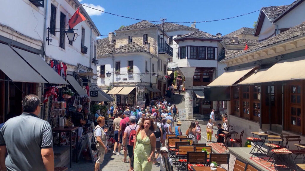 Gjirokastër, shtëpitë po kthehen në bujtina