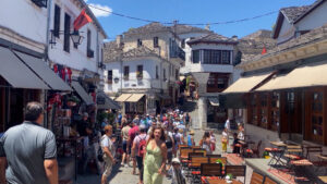 Gjirokastër, shtëpitë po kthehen në bujtina