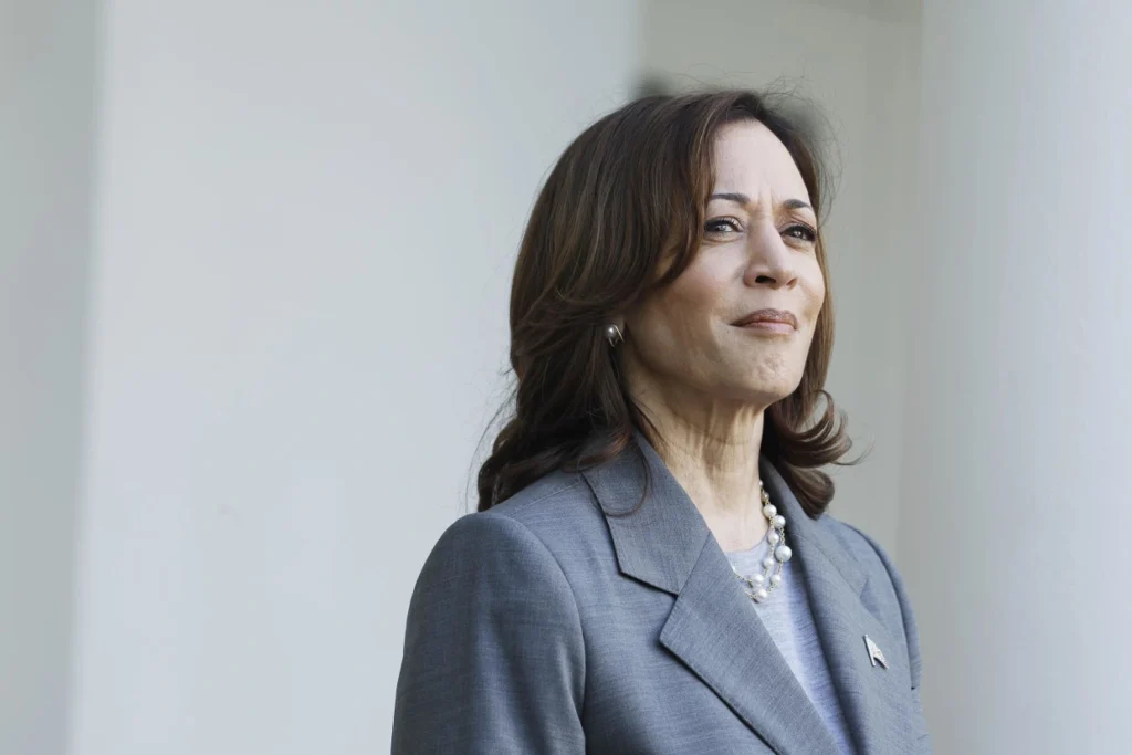 Kamala Harris mban epërsinë në sondazhe