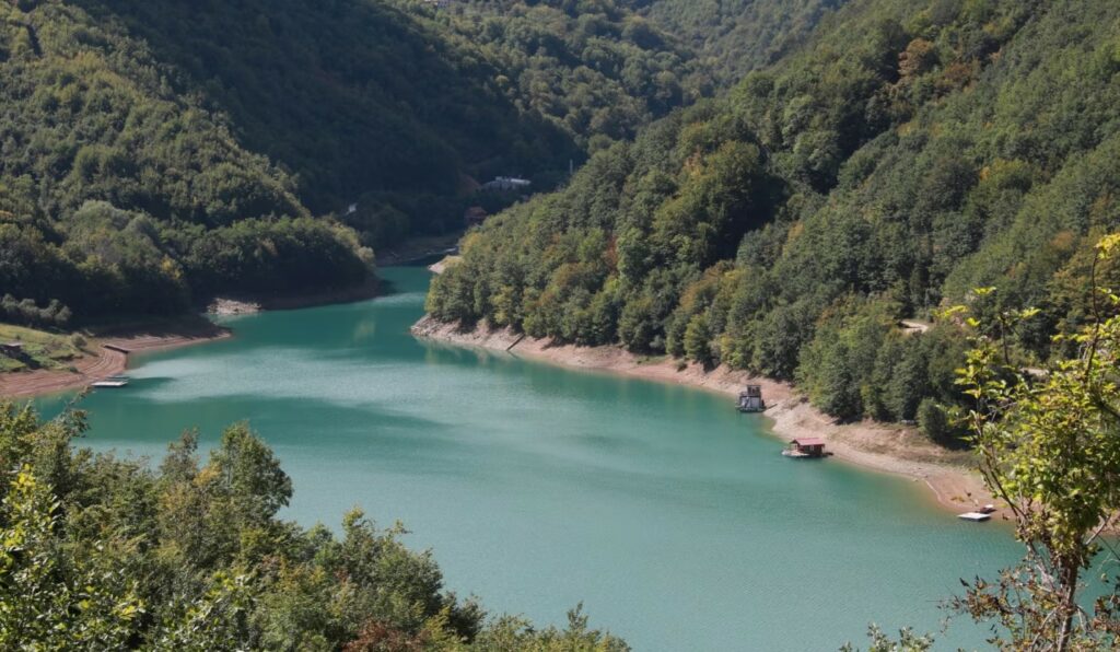 Shpërthimi afër Ujmanit: Policia bastis një shtëpi në Zubin Potok dhe sekuestron&#8230;