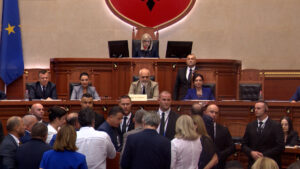 Parlamenti voton ministrat e rinj, Spiropali drejton Parlamentin