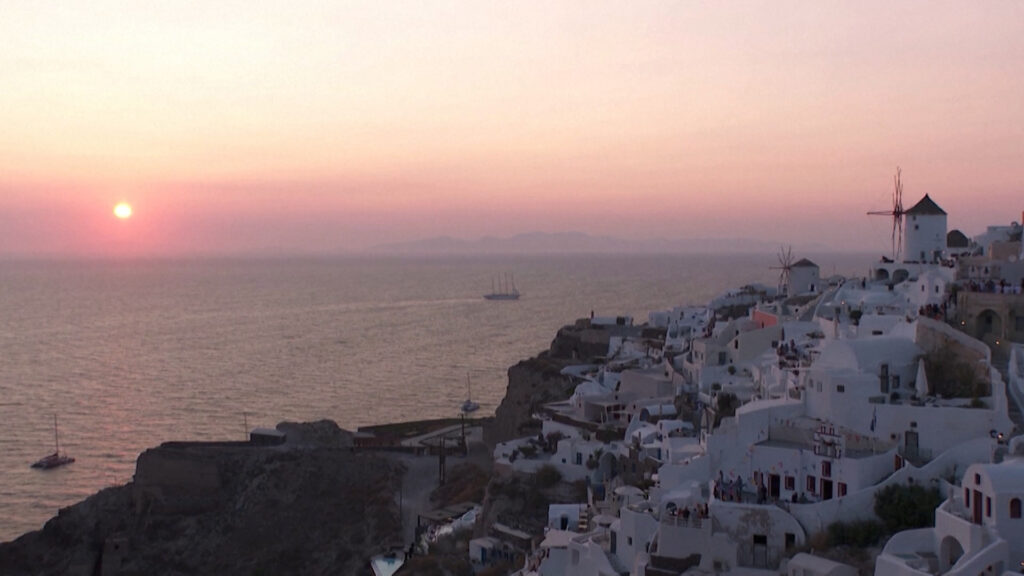 Santorini i prekur nga turizmi masiv