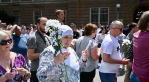 Sarajeva përcjell eshtrat e 14 viktimave të genocidit në Srebrenicë