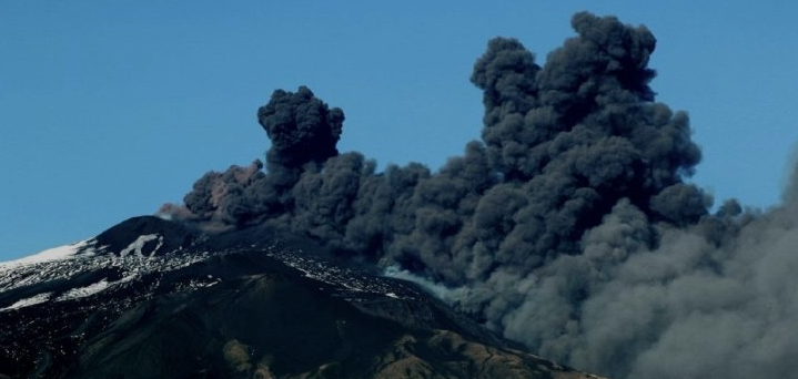 Shpërthen Etna, mbyllet aeroporti i Katanias