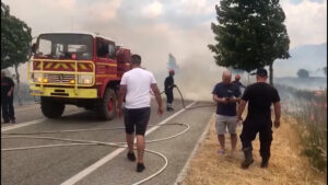 Zjarri në Dropull, lëndohen dy zjarrfikës