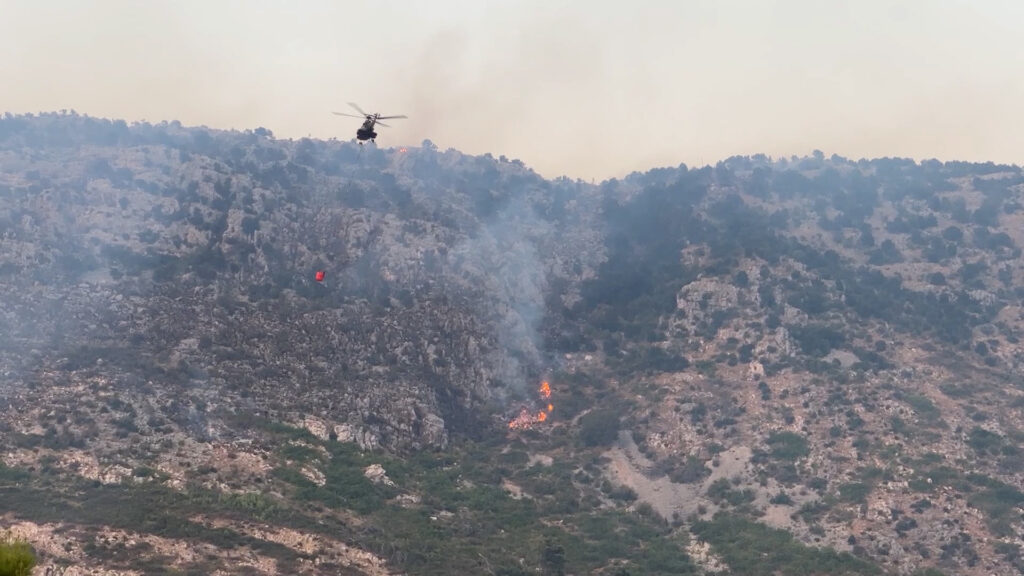 Zjarri në malin Shëngjin, ndërhyn helikopteri