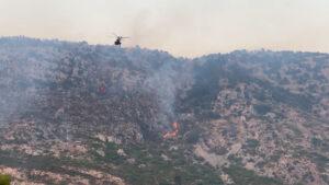 Zjarri në malin Shëngjin, ndërhyn helikopteri