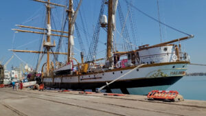 Durrës, anija e shkollës së marinës italiane mirëpret turistët